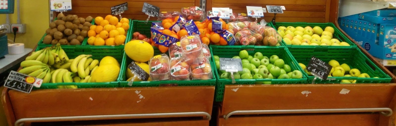 Reparto ortofrutta con frutta e verdura fresche