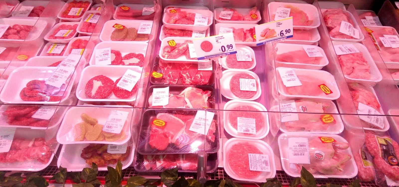 Banco salumeria con affettati e formaggi
