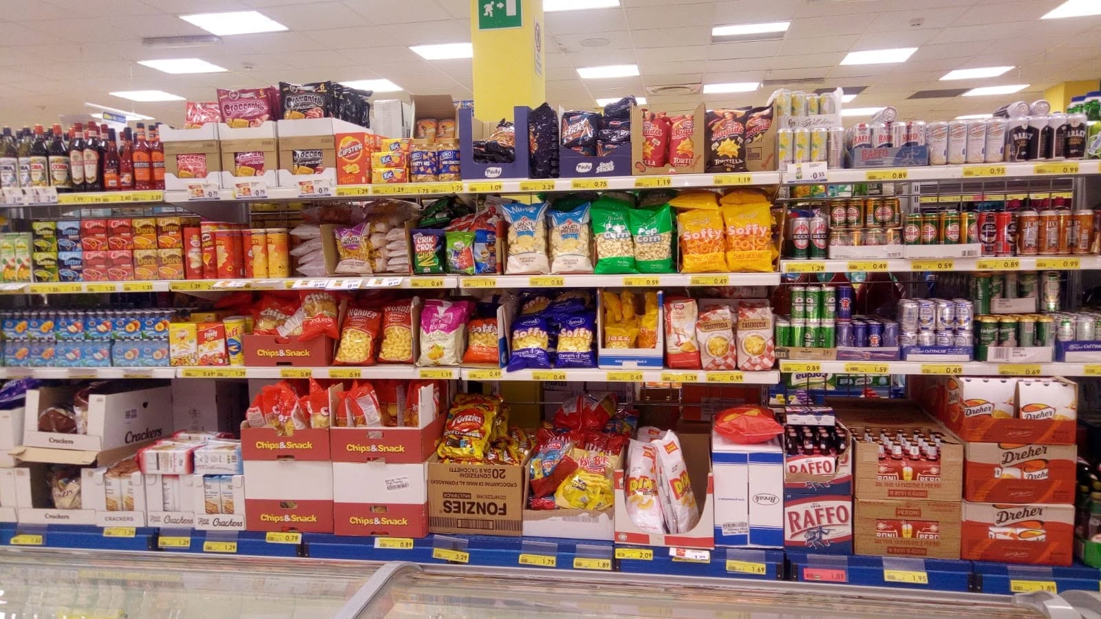 Scaffali con prodotti a marchio Italy Discount