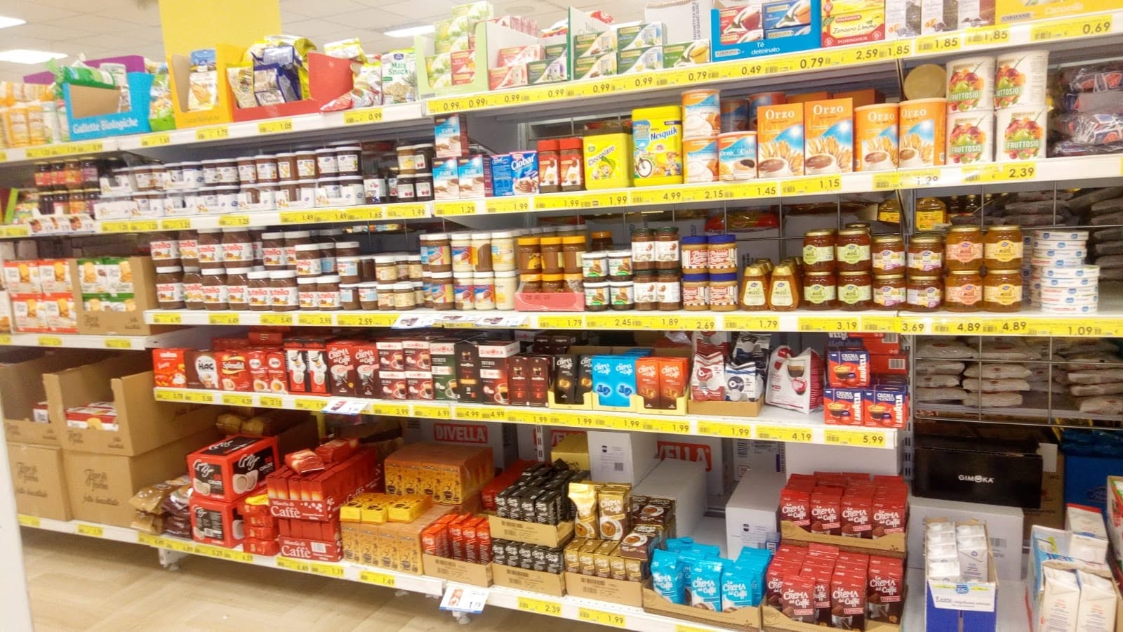 Cliente sfoglia il volantino delle offerte